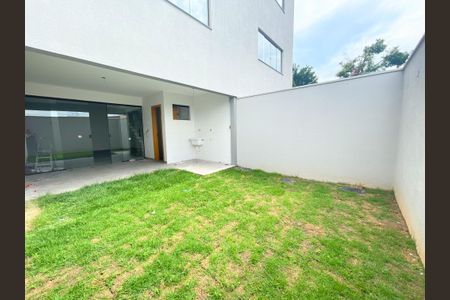 Casa à venda com 160m², 3 quartos e 1 vagaÁrea externa fundos