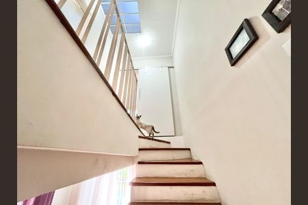 Casa para alugar com 180m², 3 quartos e 4 vagas Casa para alugar com 180m², 3 quartos e 4 vagasEscada