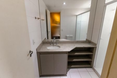 Apartamento à venda com 283m², 3 quartos e 3 vagas Apartamento à venda com 283m², 3 quartos e 3 vagasBanheiro da Suíte 1