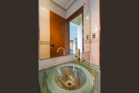 Casa à venda com 600m², 5 quartos e 6 vagas Casa à venda com 600m², 5 quartos e 6 vagasLavabo