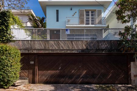 Casa à venda com 600m², 5 quartos e 6 vagas Casa à venda com 600m², 5 quartos e 6 vagasFachada