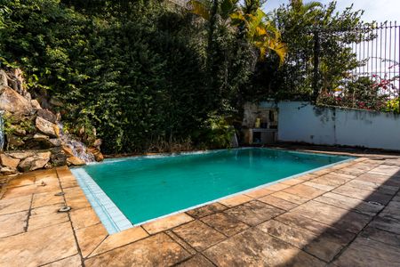 Casa à venda com 600m², 5 quartos e 6 vagas Casa à venda com 600m², 5 quartos e 6 vagasPiscina