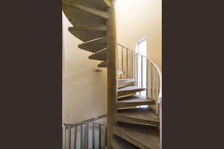 Casa à venda com 600m², 5 quartos e 6 vagas Casa à venda com 600m², 5 quartos e 6 vagasEscada