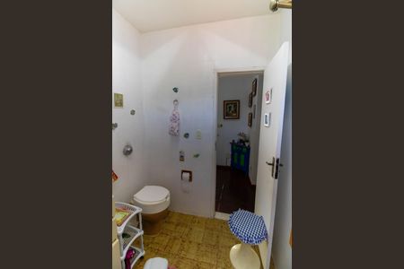 Casa à venda com 360m², 4 quartos e 4 vagas Casa à venda com 360m², 4 quartos e 4 vagasBanheiro 1