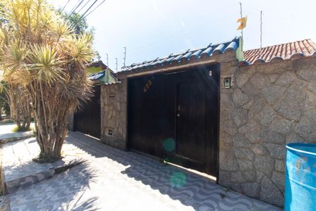 Casa à venda com 360m², 4 quartos e 4 vagas Casa à venda com 360m², 4 quartos e 4 vagasFachada