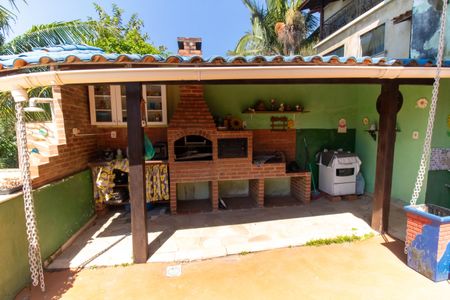 Casa à venda com 360m², 4 quartos e 4 vagas Casa à venda com 360m², 4 quartos e 4 vagasÁrea externa