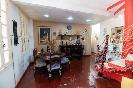 Casa à venda com 360m², 4 quartos e 4 vagas Casa à venda com 360m², 4 quartos e 4 vagasSala