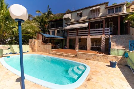 Casa à venda com 360m², 4 quartos e 4 vagas Casa à venda com 360m², 4 quartos e 4 vagasÁrea externa