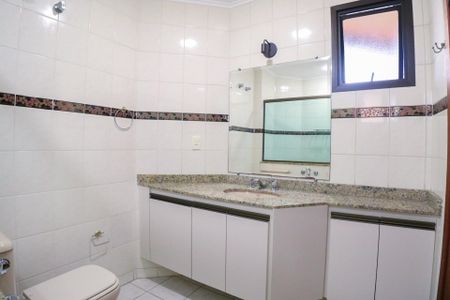 Apartamento para alugar com 206m², 4 quartos e 2 vagas Apartamento para alugar com 206m², 4 quartos e 2 vagasBanheiro da Suíte 1