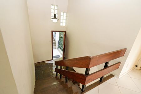 Casa à venda com 350m², 5 quartos e 2 vagasEscada