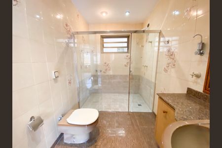 Casa para alugar com 396m², 3 quartos e 6 vagas Casa para alugar com 396m², 3 quartos e 6 vagasBanheiro da Suíte 2