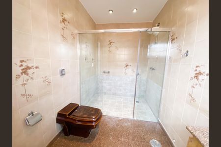 Casa para alugar com 396m², 3 quartos e 6 vagas Casa para alugar com 396m², 3 quartos e 6 vagasBanheiro da Suíte 1