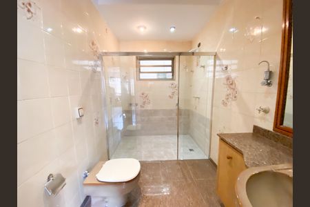 Casa para alugar com 396m², 3 quartos e 6 vagas Casa para alugar com 396m², 3 quartos e 6 vagasBanheiro da Suíte 2