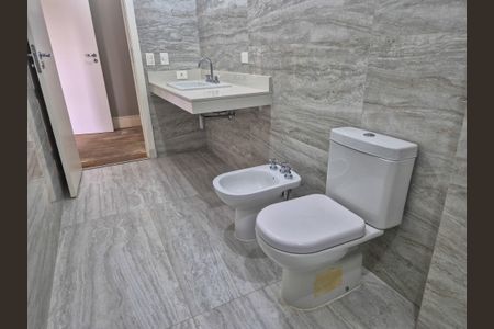 Apartamento à venda com 390m², 4 quartos e 6 vagas Apartamento à venda com 390m², 4 quartos e 6 vagasBanheiro da Suíte 2