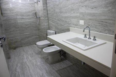 Apartamento à venda com 390m², 4 quartos e 6 vagas Apartamento à venda com 390m², 4 quartos e 6 vagasBanheiro da Suíte 3