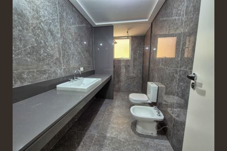 Apartamento à venda com 390m², 4 quartos e 6 vagas Apartamento à venda com 390m², 4 quartos e 6 vagasBanheiro da Suíte 1 - Direita