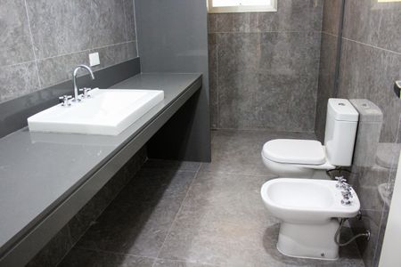 Apartamento à venda com 390m², 4 quartos e 6 vagas Apartamento à venda com 390m², 4 quartos e 6 vagasBanheiro da Suíte 1 - Direita