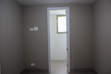 Apartamento à venda com 390m², 4 quartos e 6 vagas Apartamento à venda com 390m², 4 quartos e 6 vagasQuarto de Serviço