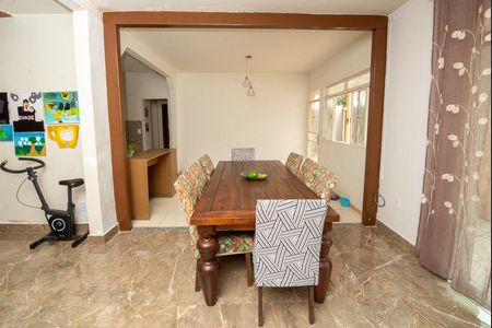 Casa à venda com 243m², 3 quartos e 2 vagasSala