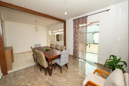 Casa à venda com 243m², 3 quartos e 2 vagasSala