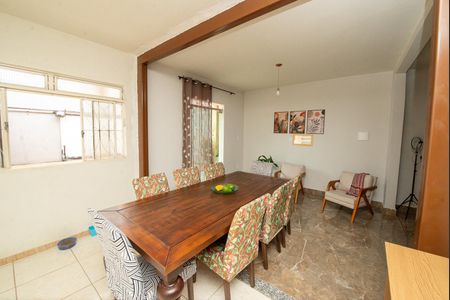 Casa à venda com 243m², 3 quartos e 2 vagasSala