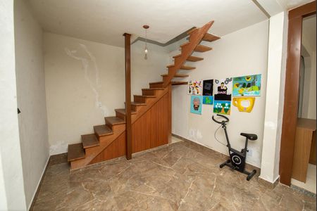 Casa à venda com 243m², 3 quartos e 2 vagasEscada