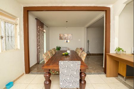 Casa à venda com 243m², 3 quartos e 2 vagasSala