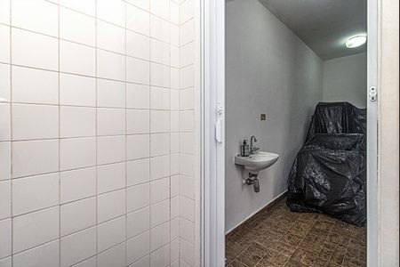 Casa para alugar com 200m², 3 quartos e 2 vagas Casa para alugar com 200m², 3 quartos e 2 vagasbanheiro no salão de festas_3