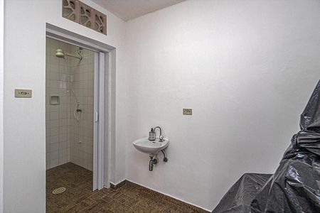 Casa para alugar com 200m², 3 quartos e 2 vagas Casa para alugar com 200m², 3 quartos e 2 vagasbanheiro no salão de festas_1