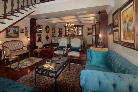 Casa à venda com 640m², 5 quartos e 4 vagasSala