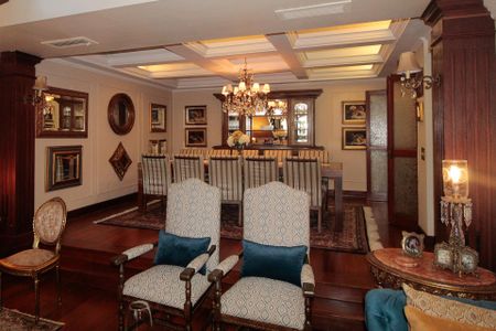 Casa à venda com 640m², 5 quartos e 4 vagasSala