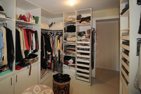 Casa à venda com 640m², 5 quartos e 4 vagasCloset da suíte 