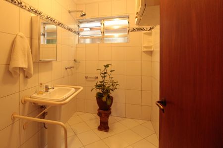 Casa à venda com 640m², 5 quartos e 4 vagasBanheiro 2