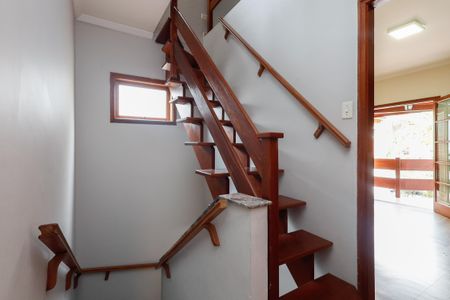 Casa à venda com 180m², 3 quartos e 2 vagas Casa à venda com 180m², 3 quartos e 2 vagasEscada