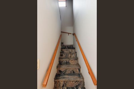 Casa à venda com 180m², 3 quartos e 2 vagas Casa à venda com 180m², 3 quartos e 2 vagasEscada