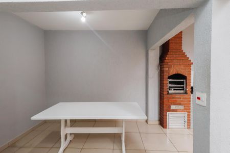 Casa à venda com 180m², 3 quartos e 2 vagas Casa à venda com 180m², 3 quartos e 2 vagasÁrea comum - Churrasqueira