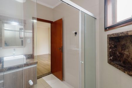 Casa à venda com 180m², 3 quartos e 2 vagas Casa à venda com 180m², 3 quartos e 2 vagasBanheiro da Suíte