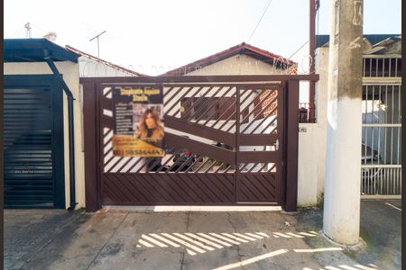 Casa à venda com 158m², 3 quartos e 2 vagas Casa à venda com 158m², 3 quartos e 2 vagasFachada