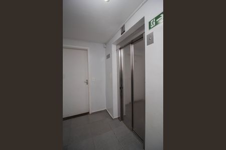 Apartamento à venda com 48m², 2 quartos e sem vaga Apartamento à venda com 48m², 2 quartos e sem vagaHall social - Elevador