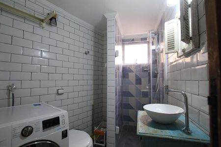 Banheiro social de kitnet/studio para alugar com 1 quarto, 25m² em Aclimação, São Paulo