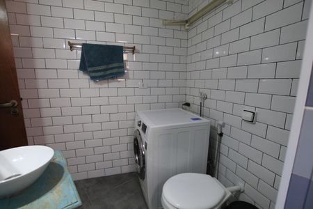 Banheiro social de kitnet/studio para alugar com 1 quarto, 25m² em Aclimação, São Paulo