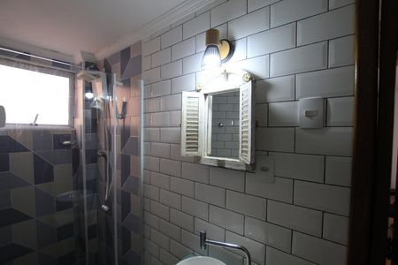 Banheiro social de kitnet/studio para alugar com 1 quarto, 25m² em Aclimação, São Paulo