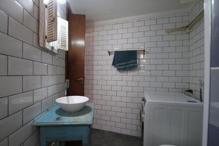 Banheiro social de kitnet/studio para alugar com 1 quarto, 25m² em Aclimação, São Paulo