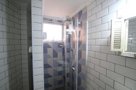 Banheiro social de kitnet/studio para alugar com 1 quarto, 25m² em Aclimação, São Paulo