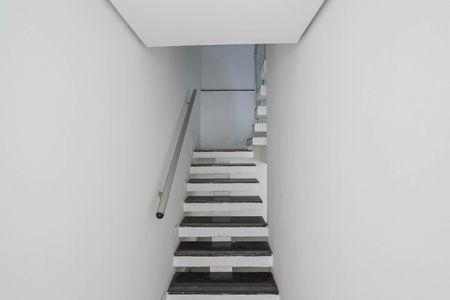Casa à venda com 150m², 3 quartos e 2 vagas Casa à venda com 150m², 3 quartos e 2 vagasEscada