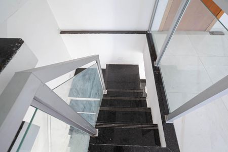 Casa à venda com 150m², 3 quartos e 2 vagas Casa à venda com 150m², 3 quartos e 2 vagasEscada