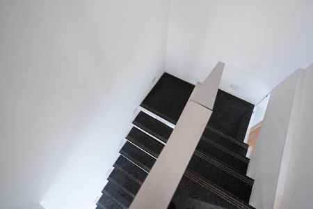 Casa à venda com 150m², 3 quartos e 2 vagas Casa à venda com 150m², 3 quartos e 2 vagasEscada
