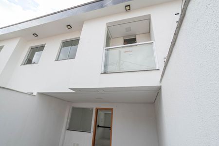 Casa à venda com 150m², 3 quartos e 2 vagas Casa à venda com 150m², 3 quartos e 2 vagasFachada