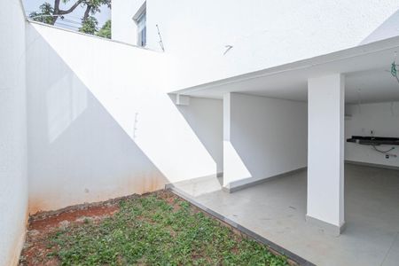 Casa à venda com 150m², 3 quartos e 2 vagas Casa à venda com 150m², 3 quartos e 2 vagasQuintal