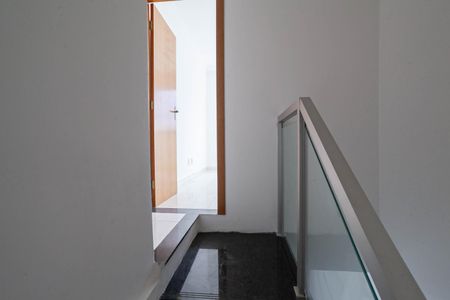 Casa à venda com 150m², 3 quartos e 2 vagas Casa à venda com 150m², 3 quartos e 2 vagasEscada